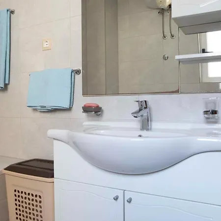 Apartment Ivana - Sea View With Garage Makarska